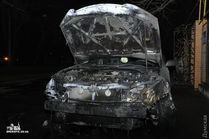 Невідомі спалили автомобіль одеського священика - фото 3