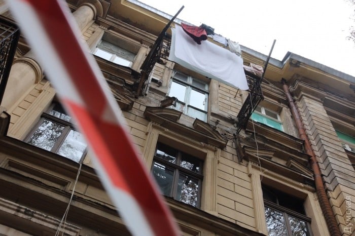 У центрі Одеси обвалився балкон і пробив асфальт. Є постраждалі (ФОТО) - фото 3