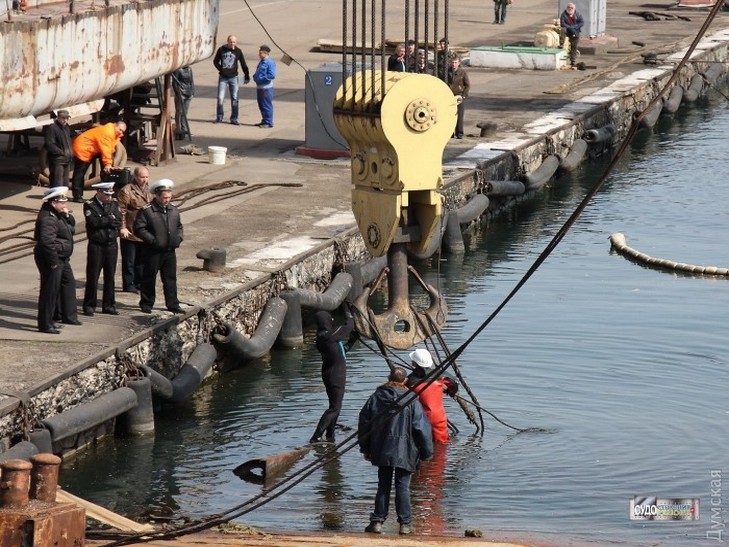 Одеський порт очищають від затонулих плавзасобів - фото 2