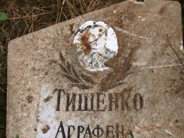 На Таїровському кладовищі почали будівництво на могилах - фото 1