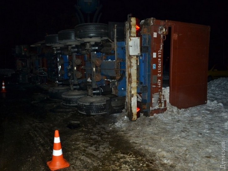 В Одесі біля НПЗ перевернулася фура з вантажем - фото 1