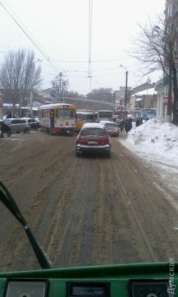 В Одесі трамвай зійшов з рейок і зачепив автомобіль - фото 1