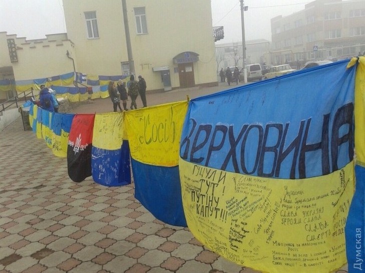 На Одещину прибула виставка прапорів, які були на Майданті та в АТО - фото 2