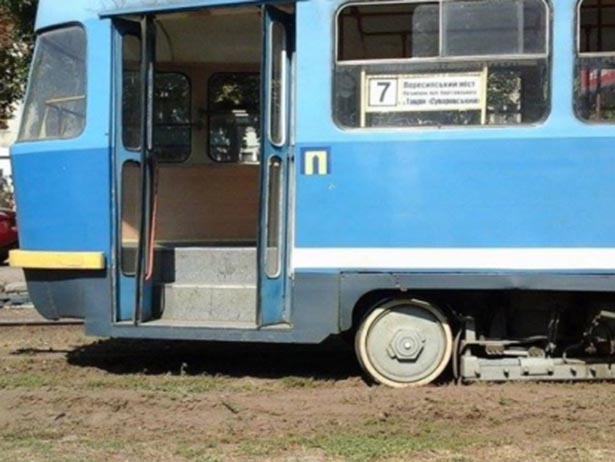 На Котовського трамвай на швидкості зійшов з рейок - фото 1