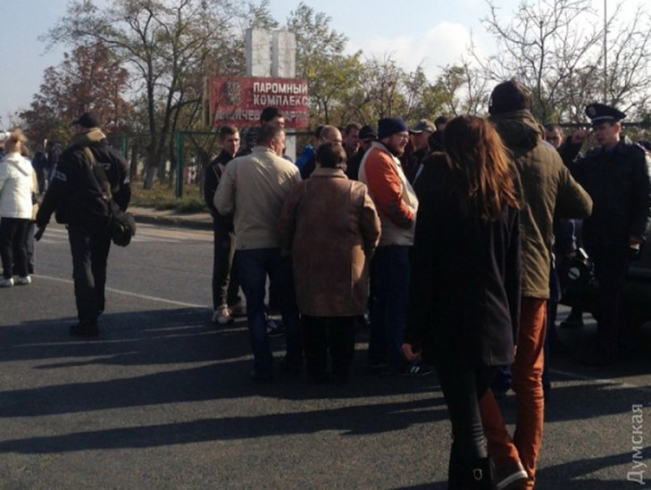 "Люди Труханова" перекрили дорогу під Одесою. Водії стріляли та розпилили газ - фото 1
