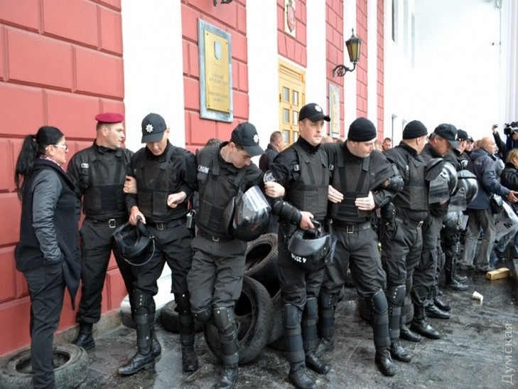 Заступники Труханова силою розблокували вхід в мерію Одеси  - фото 5