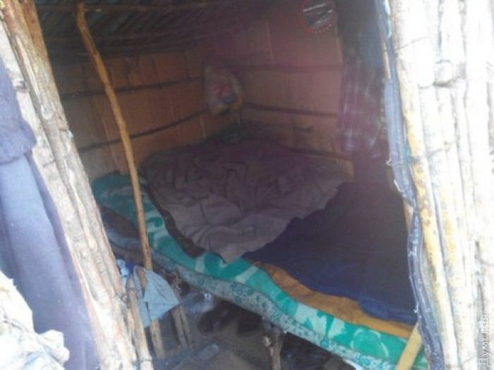 "Дикунство" Одещини: чоловік 7 років жив у халупі з гілок - фото 1