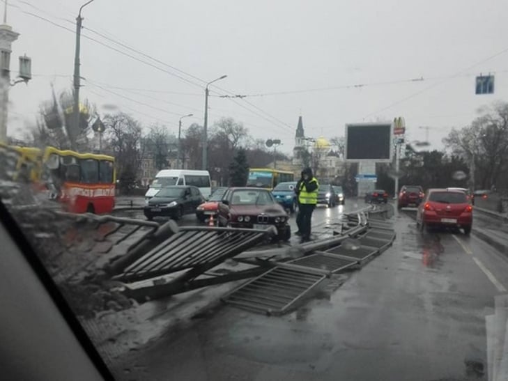 В Одесі біля залізничного вокзалу водій зніс огорожу - фото 1