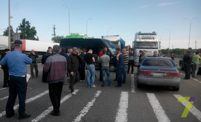 Далекобійники перекрили три смуги траси "Одеса-Київ" в бік Одеси - фото 1