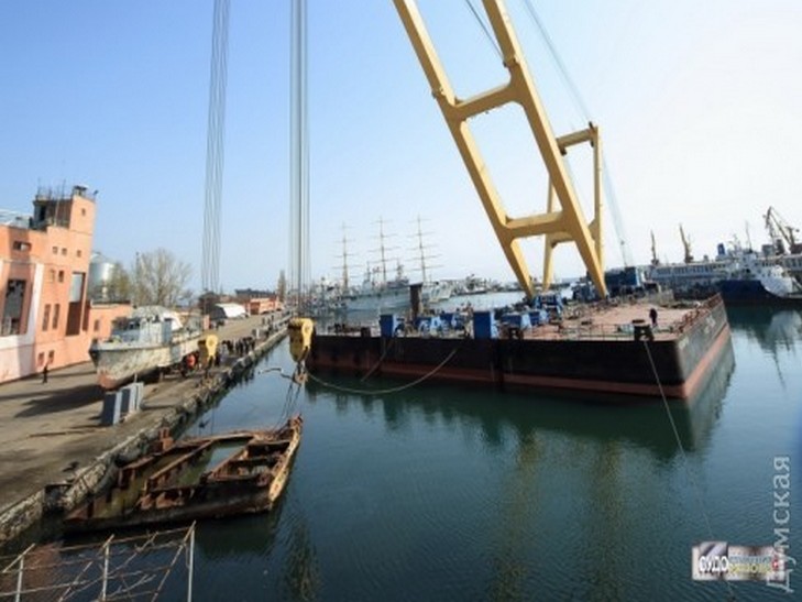 Одеський порт очищають від затонулих плавзасобів - фото 1
