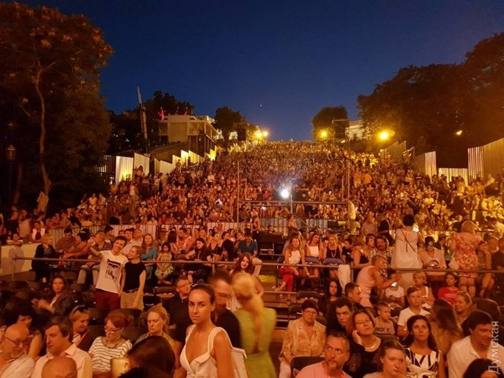 Потьомкінські сходи, які наразі реконструюються, прийняли тисячі глядачів ОМКФ - фото 1