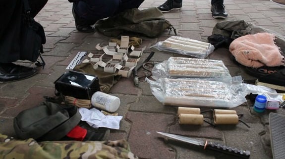 На київському вокзалі масово вилучають зброю у військовослужбовців (ФОТО) - фото 1