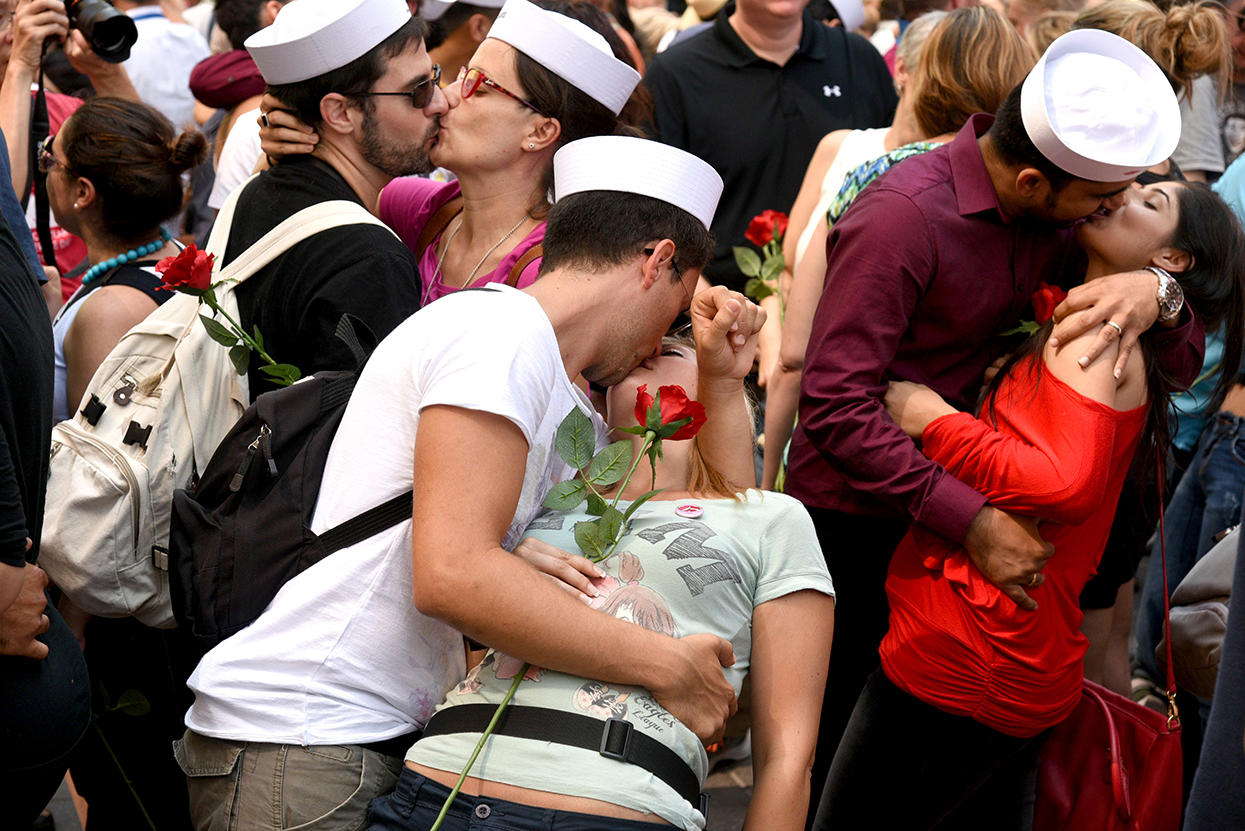 У Нью-Йорку сотні пар цілувалися на згадку про завершення Другої світової (ВІДЕО, ФОТО) - фото 1