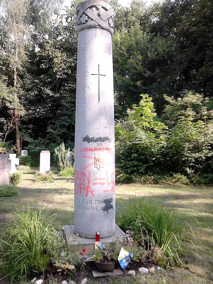 У Мюнхені вандали сплюндрували могилу Ярослава Стецька - фото 1