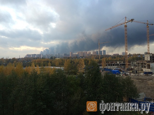 У Петербурзі пожежа: в промзоні горять бочки з маслом, чути вибухи (ФОТО,ВІДЕО) - фото 2