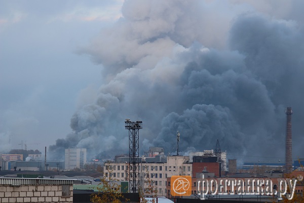У Петербурзі пожежа: в промзоні горять бочки з маслом, чути вибухи (ФОТО,ВІДЕО) - фото 3