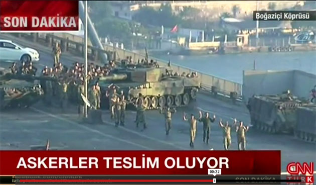 Як військові-заколотники в Туреччині здавалися поліції (ВІДЕО, ФОТО) - фото 1