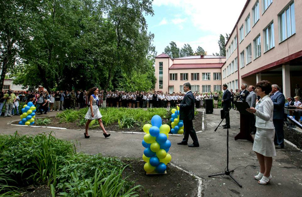 Останній дзвоник в Україні, день другий: вишиванки і жовто-блакитні спідниці проти пілоток (ФОТО) - фото 1