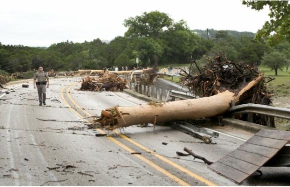Повені у США перекидали авто й викорчовували дерева: є жертви (ФОТО) - фото 1