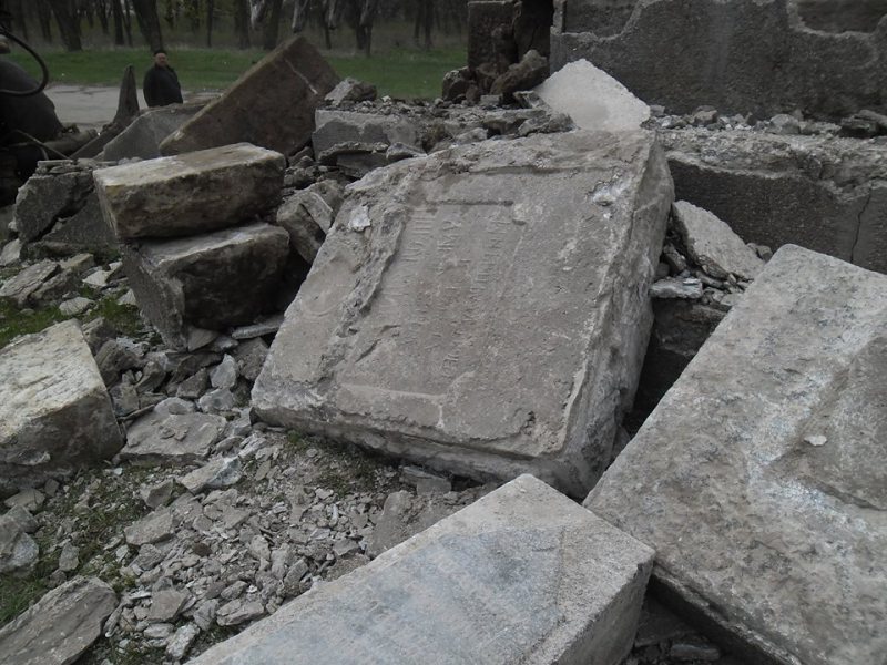 На Кіровоградщині Ленін стояв на могильних плитах, вкрадених з кладовища (ФОТОФАКТ) - фото 1