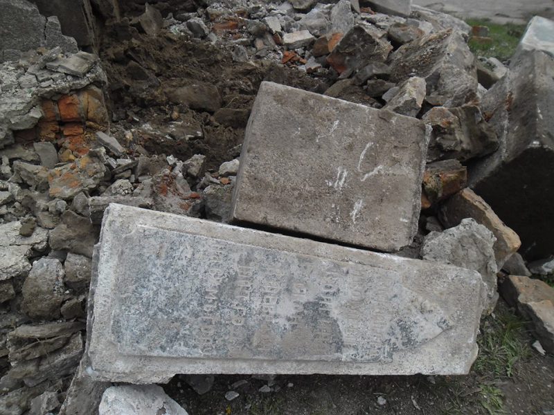 На Кіровоградщині Ленін стояв на могильних плитах, вкрадених з кладовища (ФОТОФАКТ) - фото 2