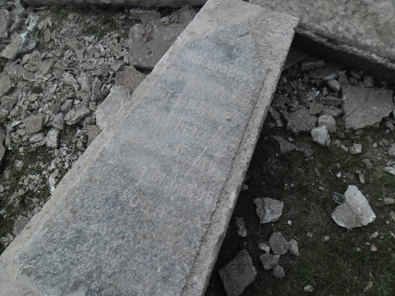 На Кіровоградщині Ленін стояв на могильних плитах, вкрадених з кладовища (ФОТОФАКТ) - фото 3