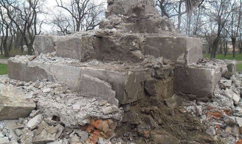 На Кіровоградщині Ленін стояв на могильних плитах, вкрадених з кладовища (ФОТОФАКТ) - фото 5