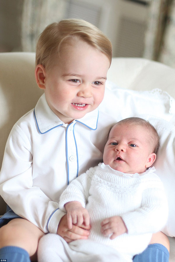 Як принц Джордж опікується маленькою сестричкою Шарлоттою (ФОТО) - фото 2