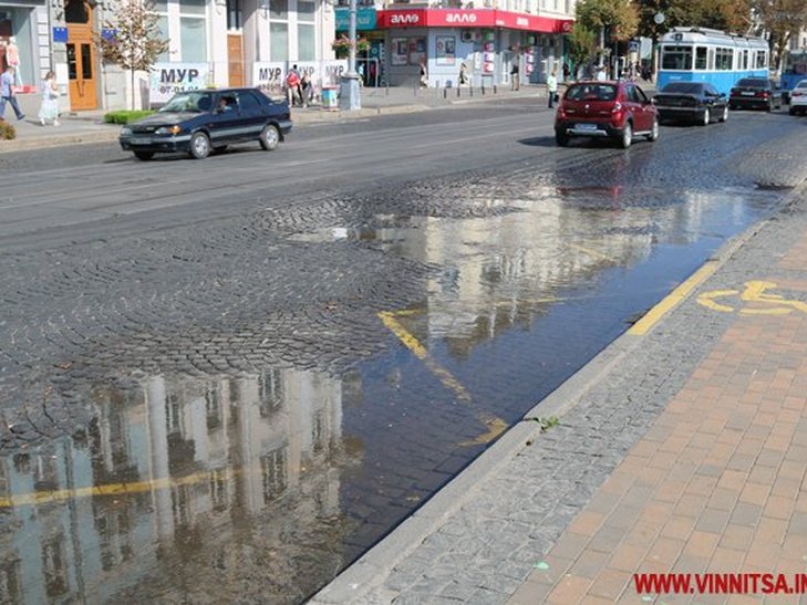 На центральні вулиці Вінниці утворилася річка   - фото 2