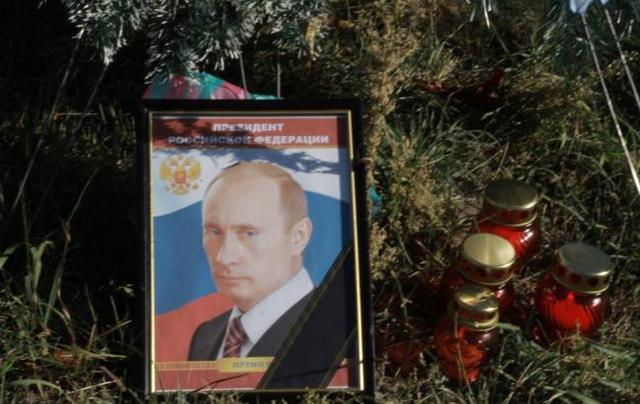 У Києві біля посольства Росії пом'янули Путіна - фото 1
