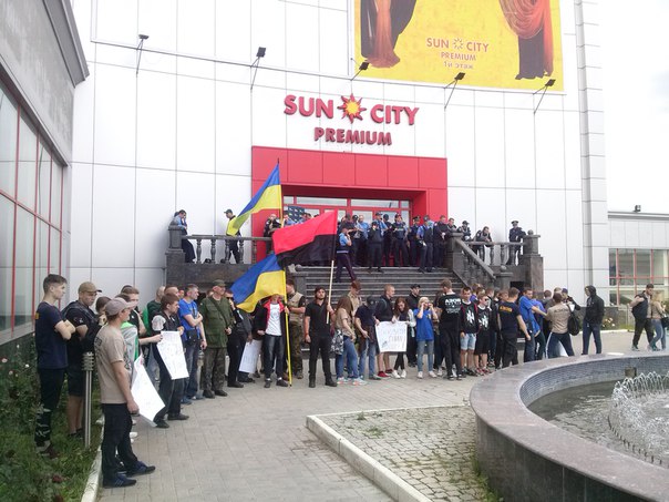 У Харкові активісти блокують з’їзд партії Клименка  - фото 1