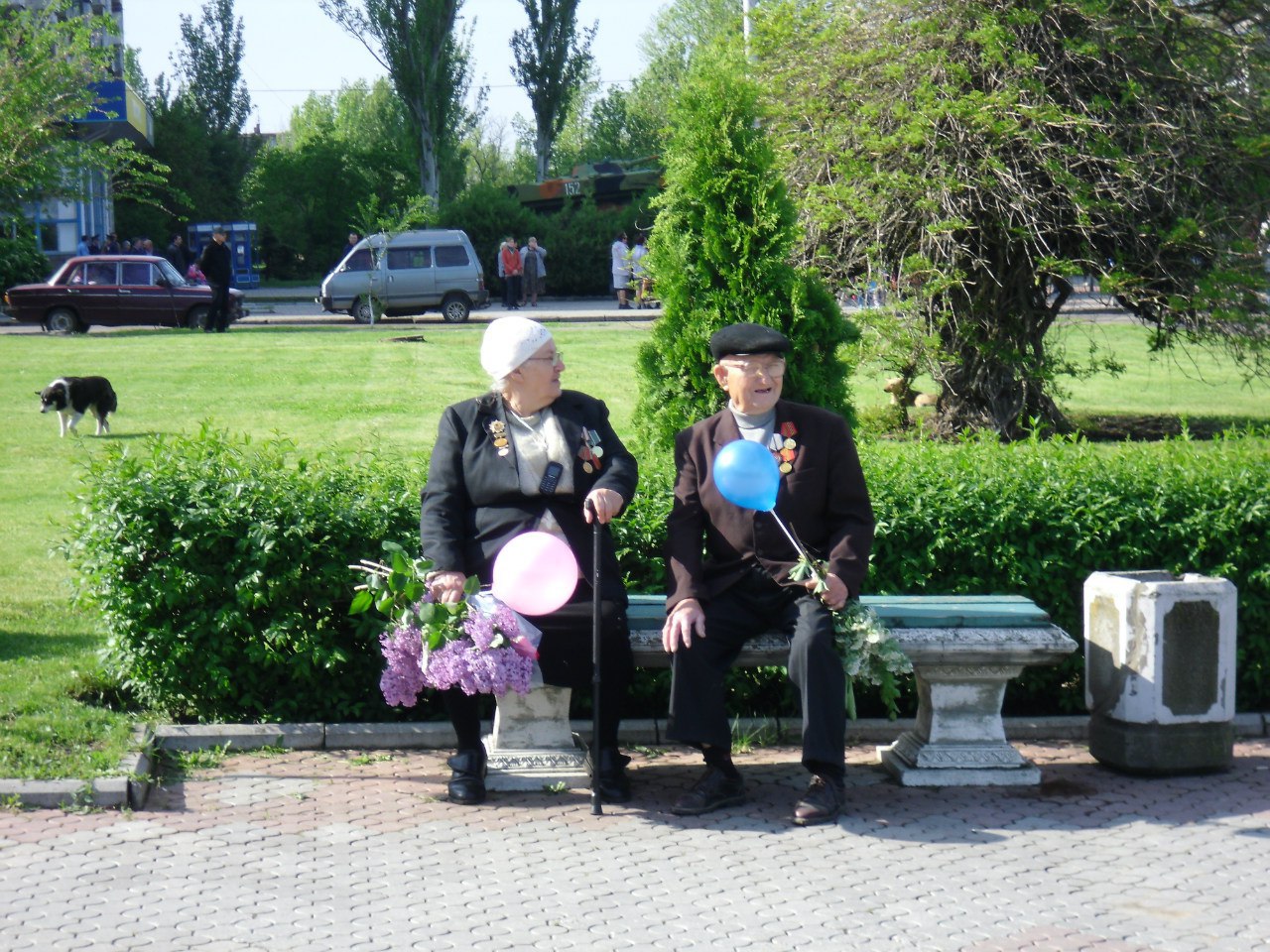 Миколаївці прийшлі вітати ветеранів із рекламою пива