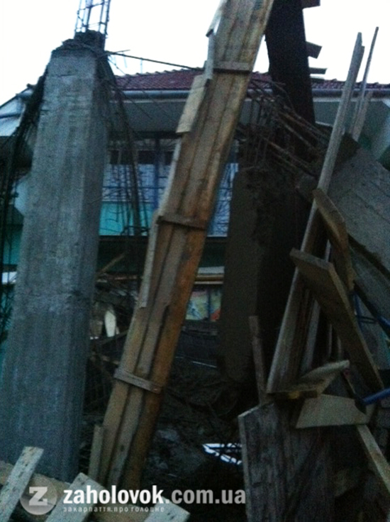 На центральній вулиці Ужгорода рухнула бетонна конструкція - фото 2