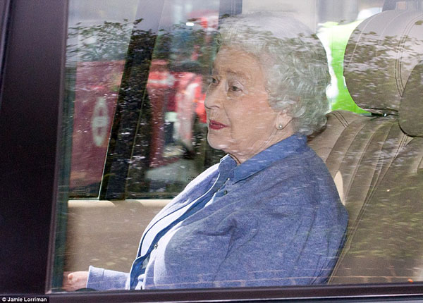 Британська королева приїхала знайомитися з правнучкою (ФОТО) - фото 1