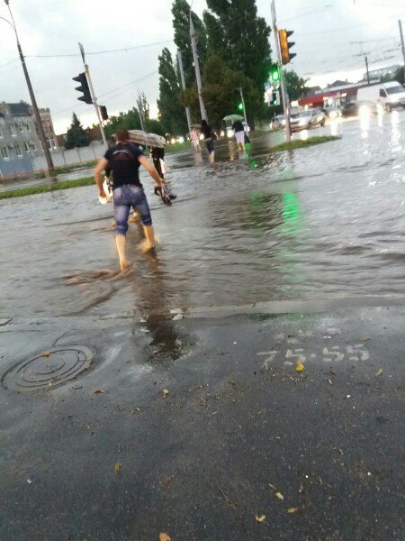 Короткочасна злива перетворила Харків на "Венецію" (ВІДЕО, ФОТО)  - фото 3