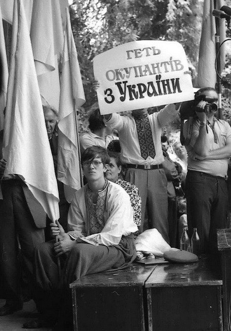 Унікальне фото: акція проукраїнських франківців 23 квітня 1989-го - фото 1