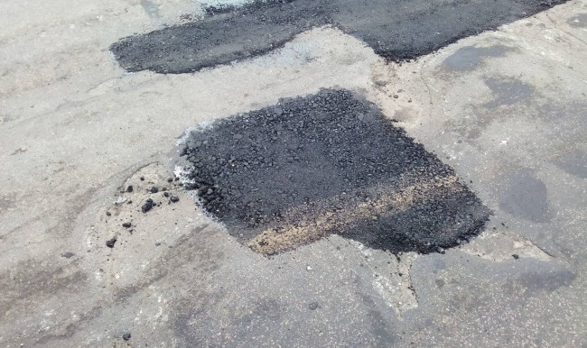 На Луганщині капітально ремонтують дороги, кидаючи асфальт у брудні ями (ФОТО) - фото 1