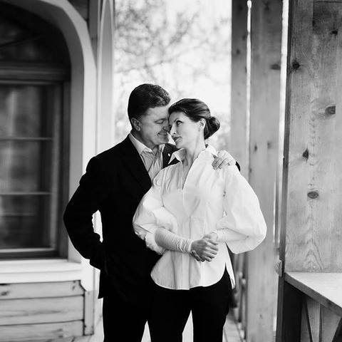 Поцілунки і вишиванки: ТОП-10 зворушливих фото родини Порошенків - фото 8