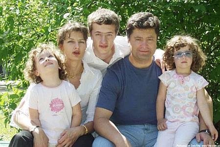 Поцілунки і вишиванки: ТОП-10 зворушливих фото родини Порошенків - фото 6