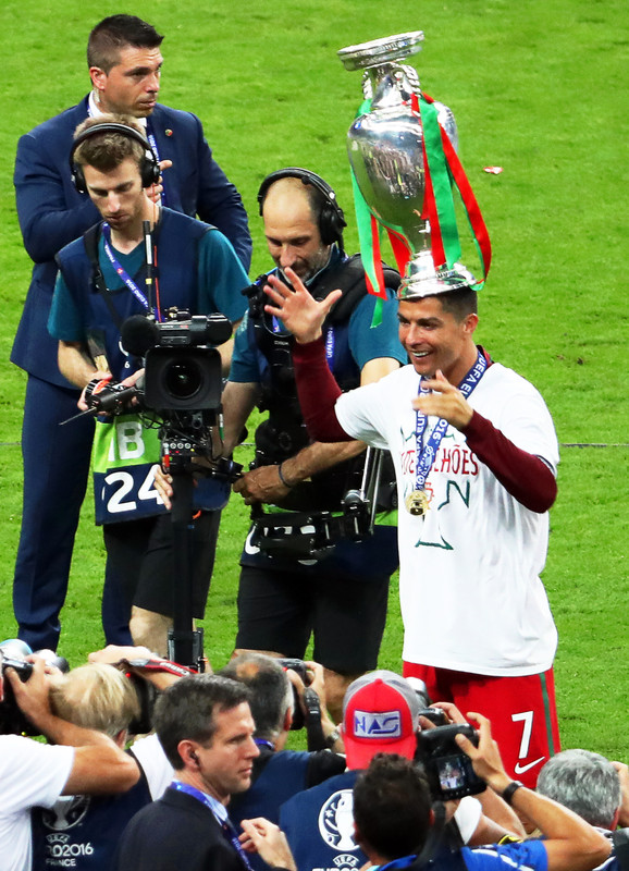 10 найемоційніших фотографій Роналду з фіналу Євро - фото 10