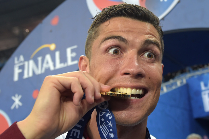 10 найемоційніших фотографій Роналду з фіналу Євро - фото 7