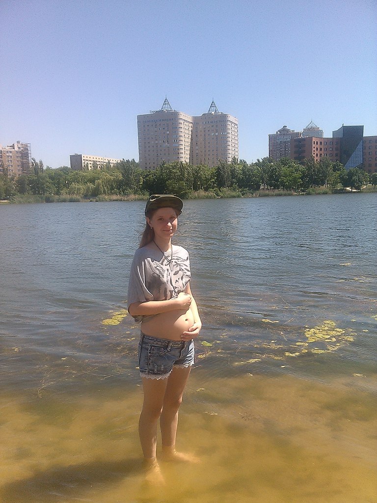 У Донецьку вагітна росіянка з чоловіком-"ополченцем" забавляються з відрізаною головою (ФОТО 18+) - фото 1