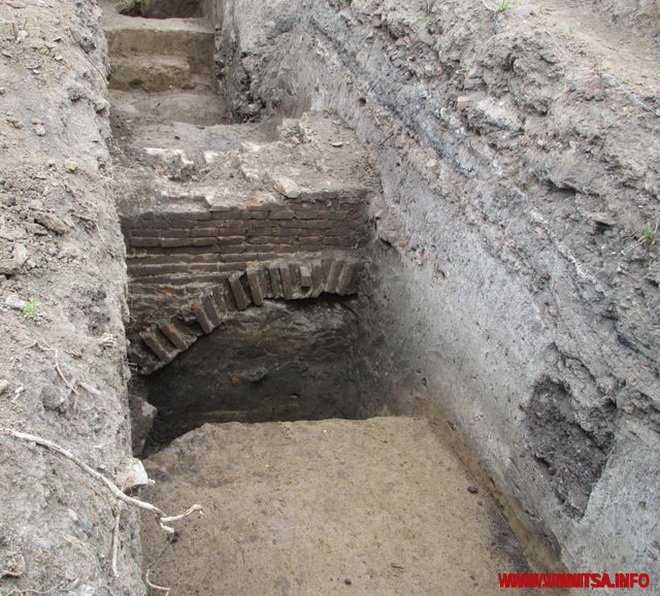 У Вінниці знайшли давні тунелі, кераміку та рештки людей - фото 4
