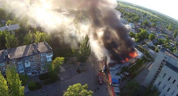 У Донецьку в результаті обстрілу горить ринок (ФОТО) - фото 1