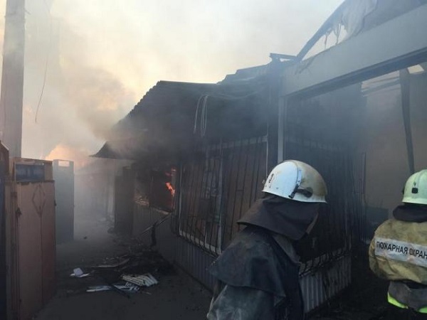 У Донецьку в результаті обстрілу горить ринок (ФОТО) - фото 4