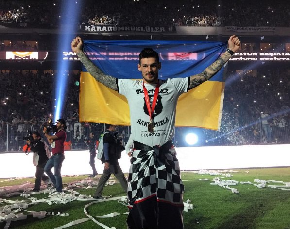Як Бойко з українським прапором святкував чемпіонство в Туреччині - фото 1