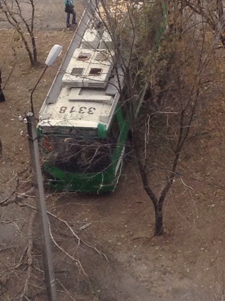 У Харкові тролейбус вилетів з дороги і ледь не протаранив стовп - фото 2