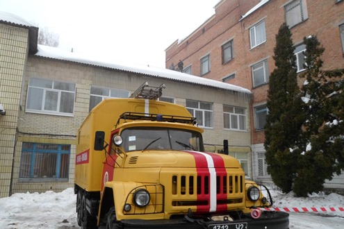 У Ромнах рятувальники звільнили від снігу дах центральної лікарні - фото 1