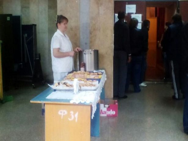 На Одещині в одній з комісії влаштували столову для виборців - фото 1