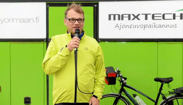 Прем'єр Фінляндії заради зустрічі з виборцями проїхав на велосипеді 300 км - фото 1